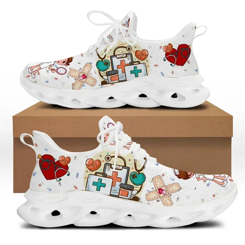Men Shoes Marks - 女性用ホワイトナースシューズ、キュートな漫画柄ナーススニーカー、ブランドデザイン、医師用医療プリント、軽量レースアップフラットシューズ、ザパトス