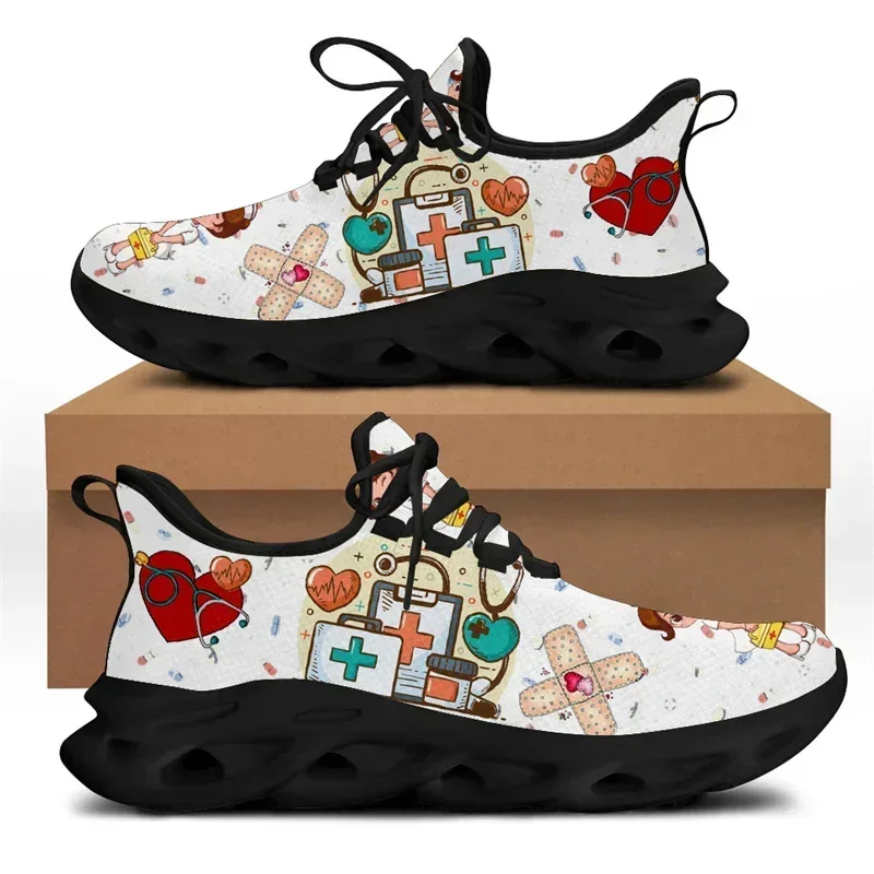 女性用ホワイトナースシューズ、キュートな漫画柄ナーススニーカ - Men Shoes Marks のレビューと価格