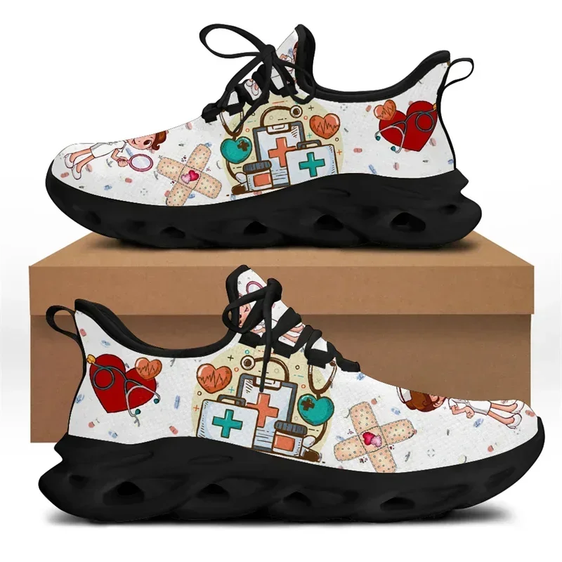 女性用ホワイトナースシューズ、キュートな漫画柄ナーススニーカ - Men Shoes Marks のレビューと価格